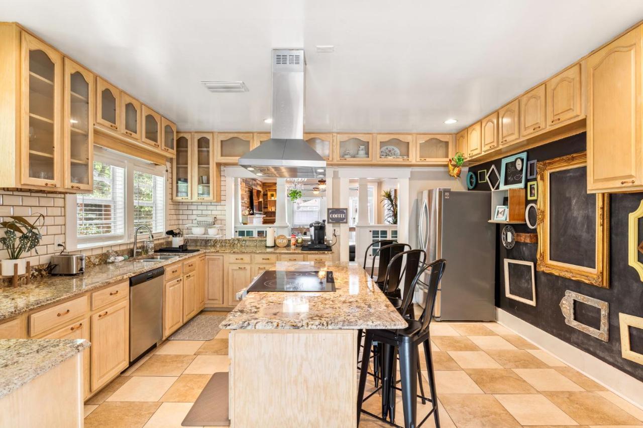 Four Different Options At One Great Location-- 1 - Spacious 3 Bed 2 Bath House Or 2- 2Nd Floor 2 Bed 1 Bath Guesthouse Or 3- 1St Floor Studio Or 3- A Tiny Home Rv Tampa Eksteriør bilde