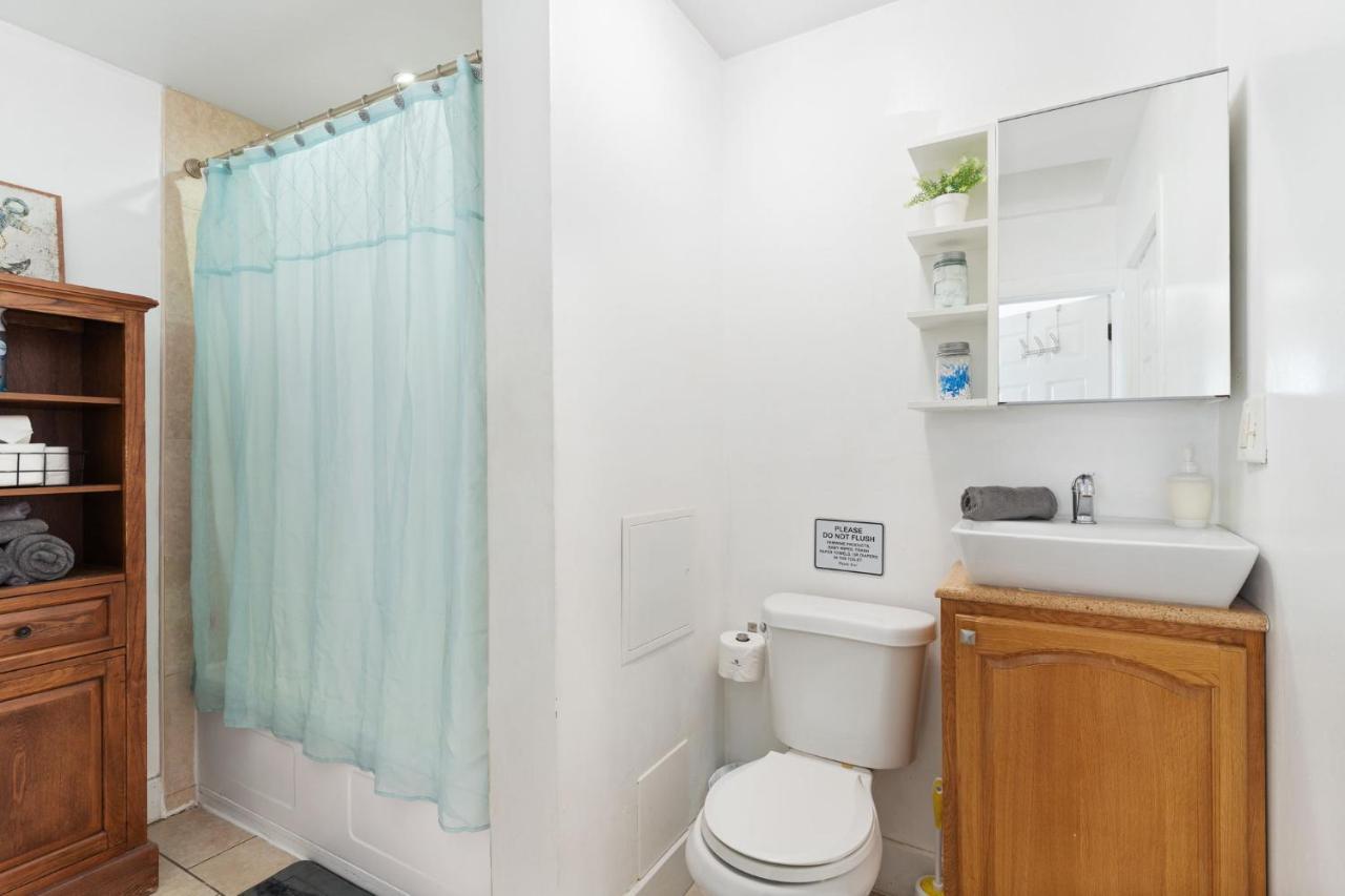 Four Different Options At One Great Location-- 1 - Spacious 3 Bed 2 Bath House Or 2- 2Nd Floor 2 Bed 1 Bath Guesthouse Or 3- 1St Floor Studio Or 3- A Tiny Home Rv Tampa Eksteriør bilde
