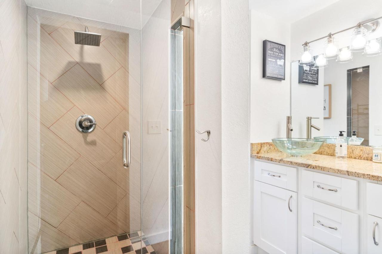 Four Different Options At One Great Location-- 1 - Spacious 3 Bed 2 Bath House Or 2- 2Nd Floor 2 Bed 1 Bath Guesthouse Or 3- 1St Floor Studio Or 3- A Tiny Home Rv Tampa Eksteriør bilde