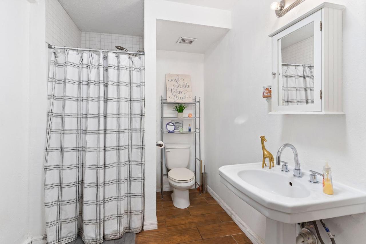 Four Different Options At One Great Location-- 1 - Spacious 3 Bed 2 Bath House Or 2- 2Nd Floor 2 Bed 1 Bath Guesthouse Or 3- 1St Floor Studio Or 3- A Tiny Home Rv Tampa Eksteriør bilde