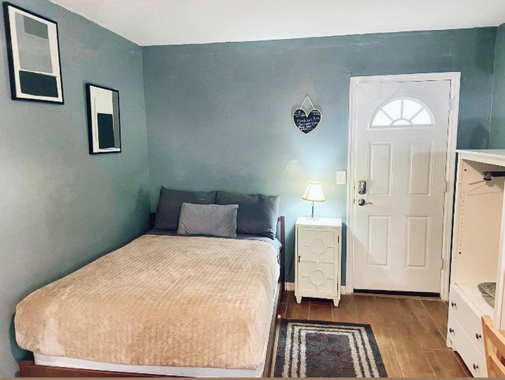 Four Different Options At One Great Location-- 1 - Spacious 3 Bed 2 Bath House Or 2- 2Nd Floor 2 Bed 1 Bath Guesthouse Or 3- 1St Floor Studio Or 3- A Tiny Home Rv Tampa Eksteriør bilde